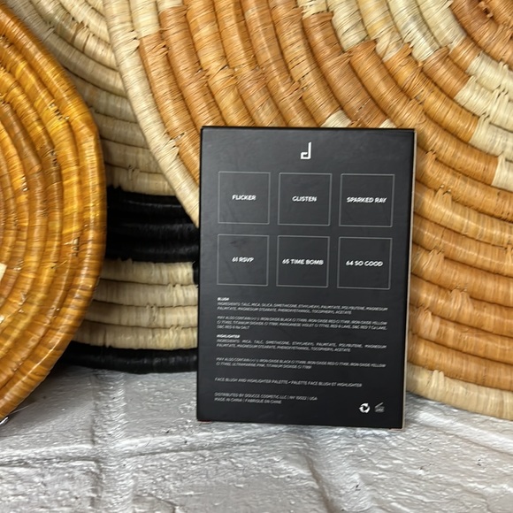 DOUCCE POSH POWDER PALETTE NWT - Picture 2 of 2